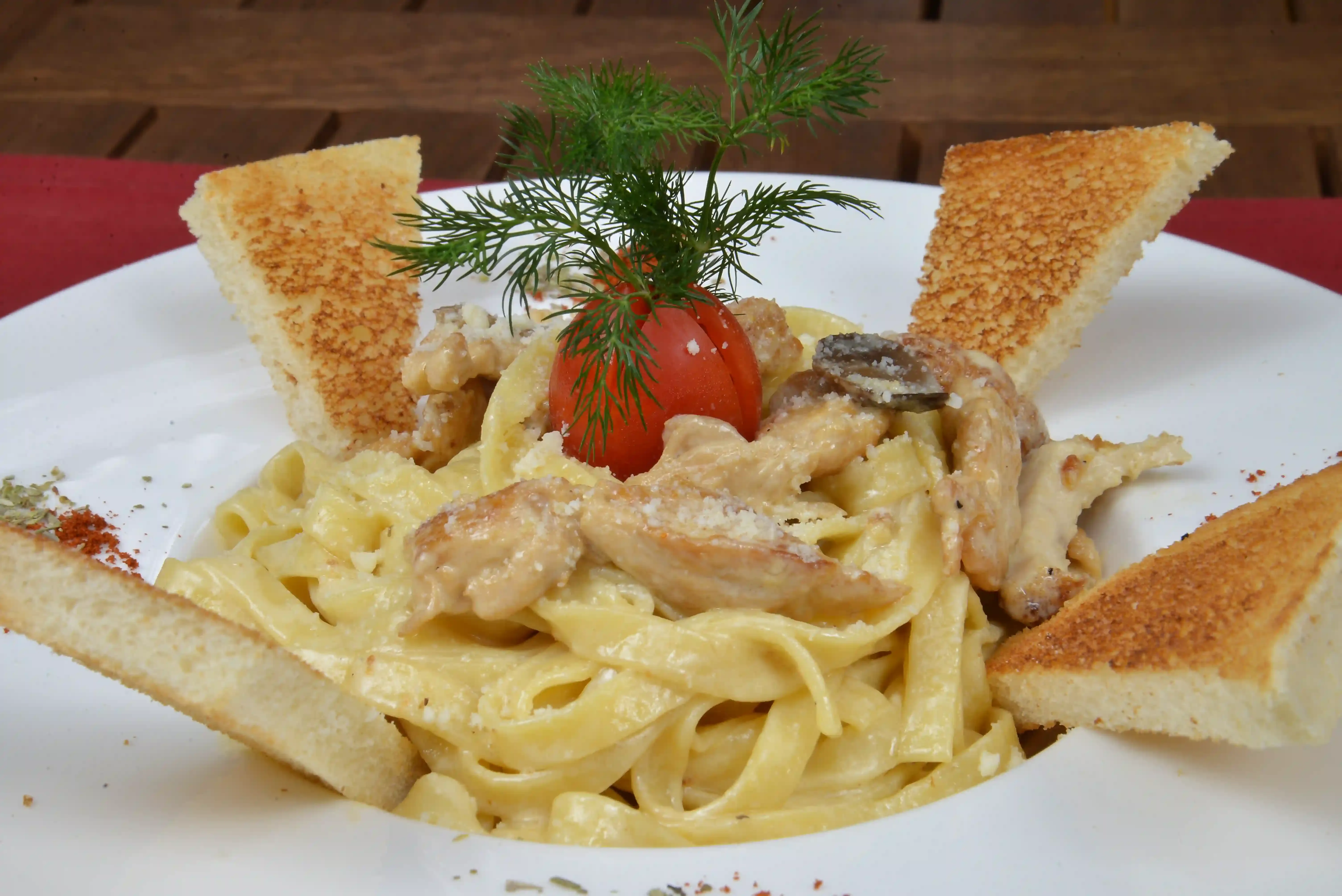 Tavuklu Mantarlı Tagliatelli