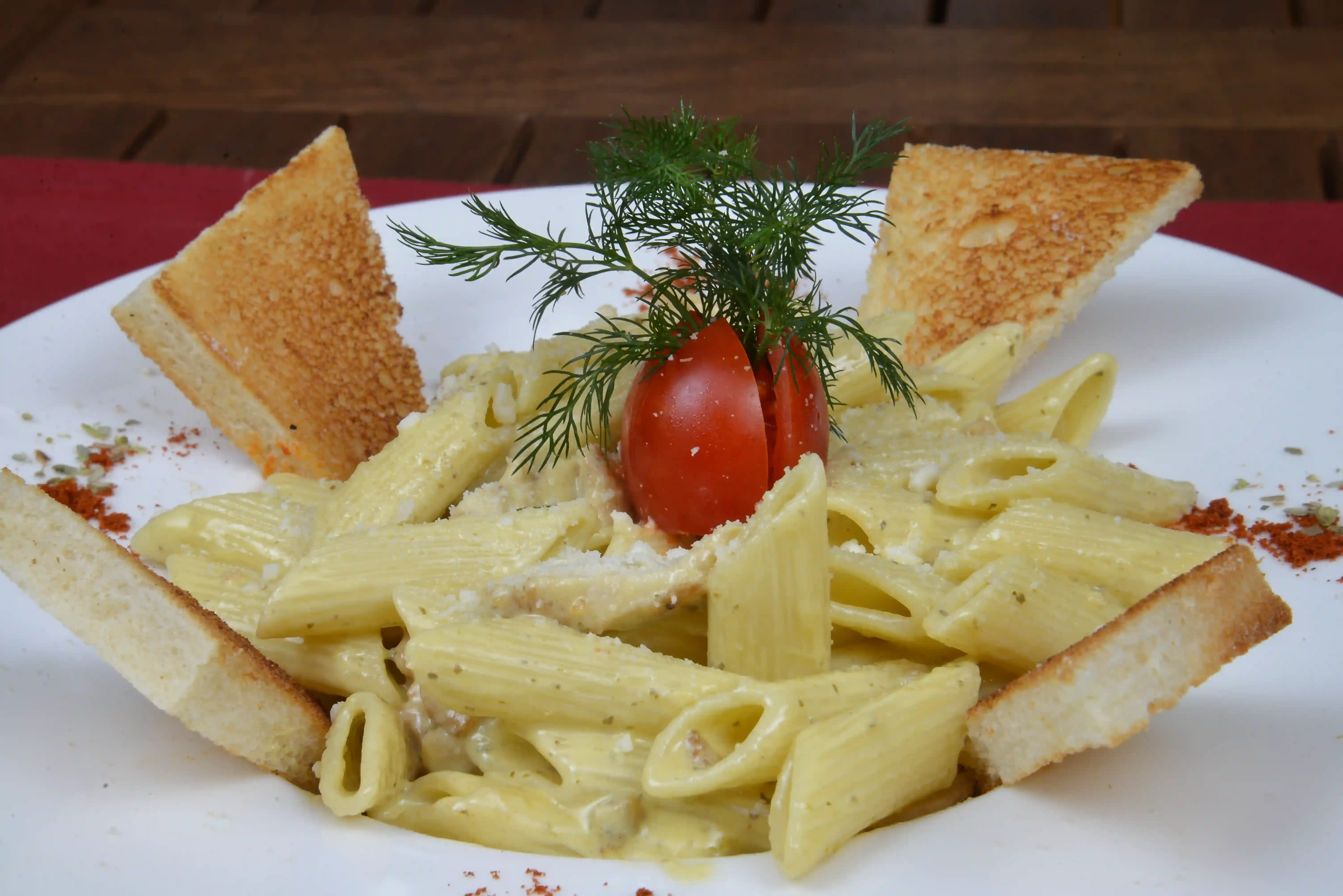 Tavuklu Fesleğenli Penne
